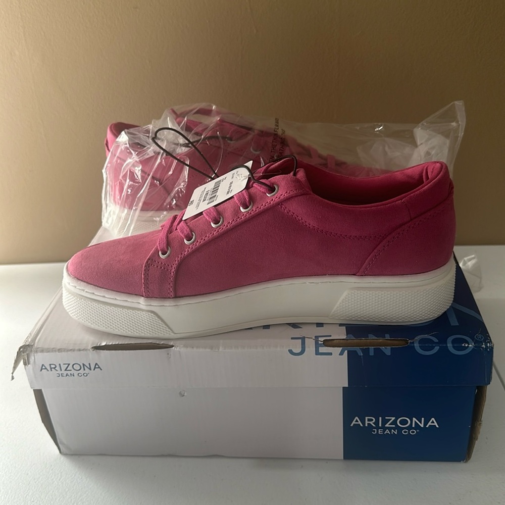 Women’s pink tennis shoes
